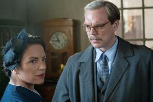 Elly (Christine Neubauer) und ihr Cousin Ernst (Andy Gätjen) sprechen über die Zukunft ihres Holzwerkes