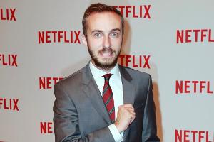 Jan Böhmermann auf der Netflix-Party in Berlin. Ob er nach "#boehmigate" den gleichen Gesichtsausdruck hatte?