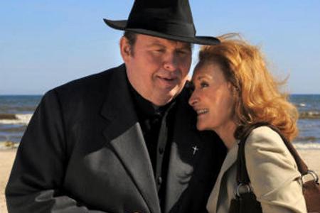 Die reiche Christa Menges (Eleonore Weisgerber) sucht geistigen Beistand bei Pfarrer Braun (Ottfried Fischer)