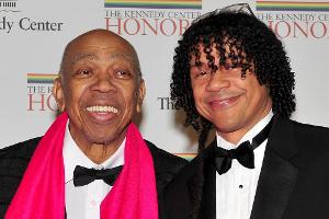 Geoffrey Holder (li.) mit seinem Sohn Leo (re.) bei einer Preisverleihung 2014 in Washington