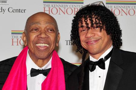 Geoffrey Holder (li.) mit seinem Sohn Leo (re.) bei einer Preisverleihung 2014 in Washington