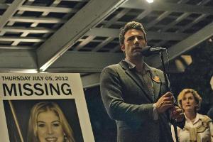 Nick (Ben Affleck) und seine Schwiegereltern rufen die ganze Stadt auf, die verschwundene Amy (Rosamund Pike) zu finden