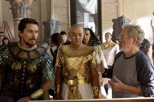 Christian Bale, Joel Edgerton und Regisseur Ridley Scott am Set