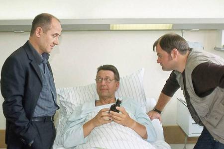 Robert Kolmaar (Ulrich Mühe, l.) und Max Kolditz (Markus Majowski, r.) besuchen Joe Hoffer (Jörg Gudzuhn, m.) im Krankenhaus.