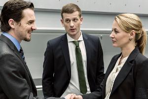 Manuel Bachers (Felix Klare, l.) Kollege Kroth (Christoph Schechinger, M.) macht ihn mit der Staatsanwältin Caroline von Stu...