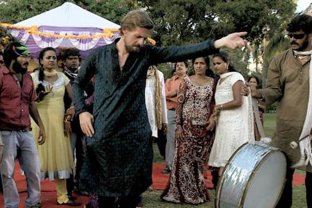 Klaas Heufer-Umlauf (r.) tanzt am Set eines Bollywood-Films in Indien