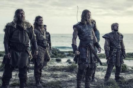 Wikinger Asbjörn (Mitte) und seine Mannen sind an der schottischen Küste gestrandet