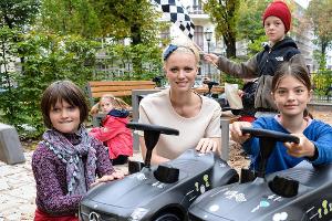 Franziska Knuppe mit strahlenden Kindern