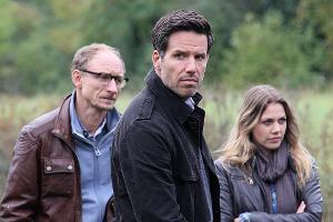 Oliver von Bodenstein (T. Bergmann, m.) und Pia Kirchhoff (F. Woll) versuchen einen Mordfall aufzuklären