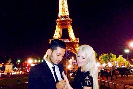 Sarah Kern mit ihrem Verlobten vor dem Eiffelturm