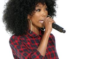 Sängerin Brandy im klassischen roten Karohemd