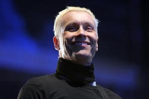 Blonde Haare, schwarze Kleidung, breites Grinsen: die Markenzeichen von Musiker Farin Urlaub