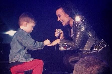 Der kleine Grant geht vor Demi Lovato auf die Knie