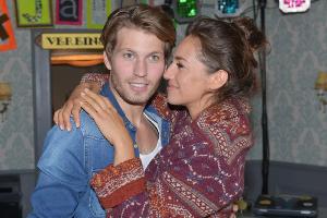 Dominik (Raul Richter) ist glücklich, dass Elena (Elena Garcia Gerlach) ihm nach Berlin nachgereist ist.