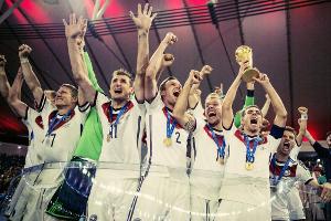 Die Weltmeister feiern ihren Pokal.