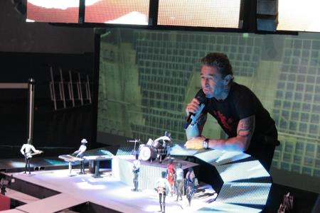 Auch Männer spielen gerne mit Puppen: Peter Maffay präsentiert das Bühnen-Modell