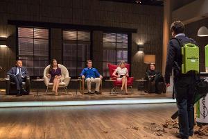 V.l.: Vural Öger, Judith Williams, Frank Thelen, Lencke Wischhusen und Jochen Schweizer lassen sich von Victor Fischer seine...