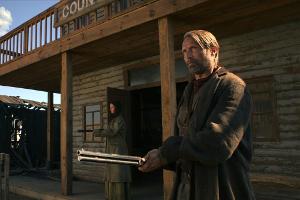 Hände hoch! Mads Mikkelsen und Eva Green im Western "The Salvation"
