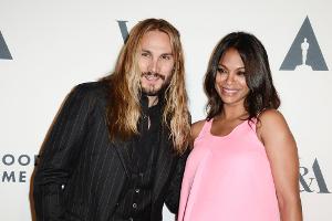 Die schwangere Zoe Saldana neben ihrem Ehemann Marco Perego