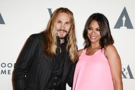 Die schwangere Zoe Saldana neben ihrem Ehemann Marco Perego