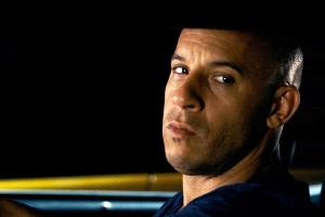 Dom (Vin Diesel) nimmt an einem Rennen teil, um als Sieger den Job als Fahrer eines Drogentransporters zu bekommen