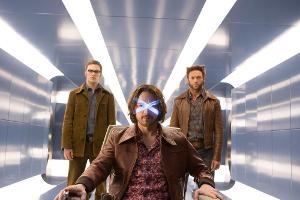 Charles Xavier (M., James McAvoy) , Wolverine (r. Hugh Jackman) und Beast (Nicholas Hoult) in "X-Men: Zukunft ist Vergangenh...