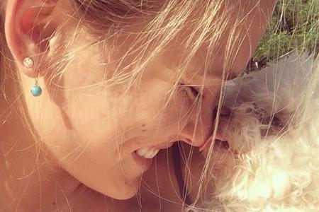 Bar Refaeli kuschelt mit Poochie in der Sonne