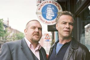 Die Kommissare Max Ballauf (Klaus J. Behrendt) und Freddy Schenk (Dietmar Bär) ermitteln dieses Mal auch jenseits der Grenze...