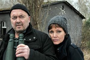 Otto (Florian Martens) und Verena (Maja Maranow) beobachten Rataev und Co