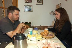 Miese Stimmung beim Frühstück zwischen Markus und Christina