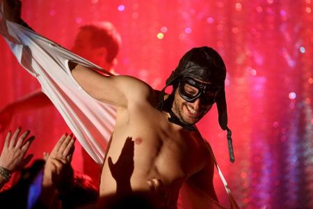 Fahri Yardim bei seiner Strip-Einlage im TV-Film 