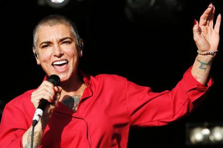 Sinéad O'Connor bei einem Konzert in England