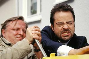 Thiel (Axel Prahl) und Boerne (Jan Josef Liefers) brechen einen Briefkasten auf