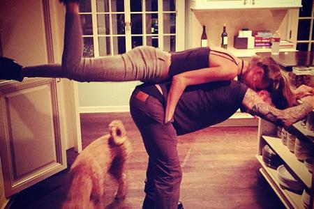 Planking? Yoga? Adam Levine und Behati Prinsloo wissen es selbst nicht so genau