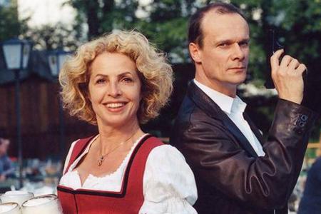 Kriminalhauptkommissar Jürgen Tauber (Edgar Selge) steckt seine Kollegin Jo Obermaier (Michaela May) in ein Dirndl und lässt...