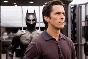 Bruce Wayne (Christian Bale) will nicht länger Batman sein - aber er muss