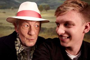 Sir Ian McKellen (l.) spielt im neuen Musikvideo von George Ezra mit