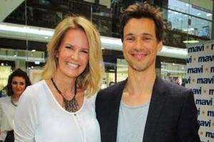 Sie ist hin und weg: Monica Ivancan neben Florian David Fitz