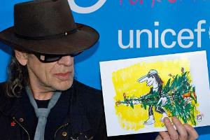 Udo Lindenberg zeigt stolz sein Unicef-Karte "Schrille Nacht"