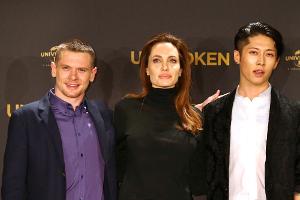 Jack O'Connell (l.), Angelina Jolie und Miyavi auf Stippvisite in Berlin