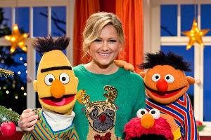 Das süßeste Quartett zu Weihnachten: Helene Fischer mit Erni, Bert und Elmo in der Sesamstraße