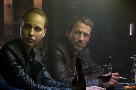 Lorenz (Petra Schmidt-Schaller) und Falke (Wotan Wilke Möhring) diskutieren ihren Fall in der Kneipe weiter