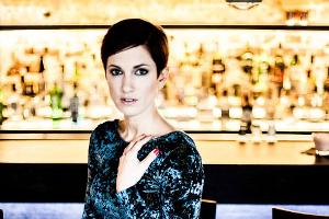 Isabell Horn im neuen Look: Statt mit blonder Mähne kehrt sie mit schwarzem Bubikopf zurück