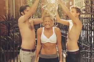 Eiswasser trifft Waschbrettbauch: Auch Schlagerstar Helene Fischer nahm an der Ice Bucket Challenge teil