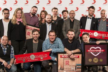 Das Band-Team präsentiert stolz ihr Gold- und Platin-Album 