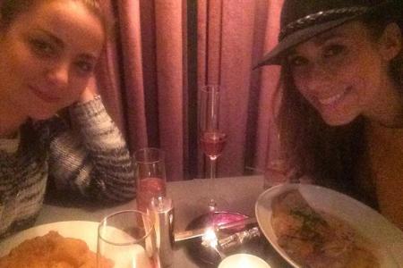 Annemarie Carpendale (r.) beim Mitternachtssnack in Wien