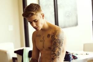 Seinen Glauben zeigt Justin Bieber auch durch sein Kreuz-Tattoo auf der Brust