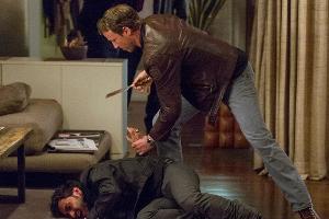 "Tatort: Die Feigheit des Löwen": Falke (Wotan Wilke Möhring) überwältigt Cornelius (Alireza Bayram, liegend)