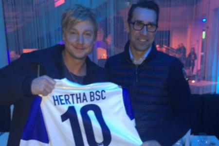 Michael Preetz (r.) überreicht Samu Haber ein Hertha-BSC-Trikot