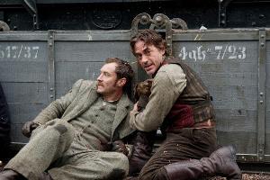 Sherlock Holmes (Robert Downey Jr., r.) und Dr. Watson (Jude Law)